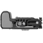 Leofoto LPF-X-S20 L-bevestiging gemonteerd onder een Fujifilm X-S20 body gezien vanaf de onderzijde met goed bereikbare batterijklep.