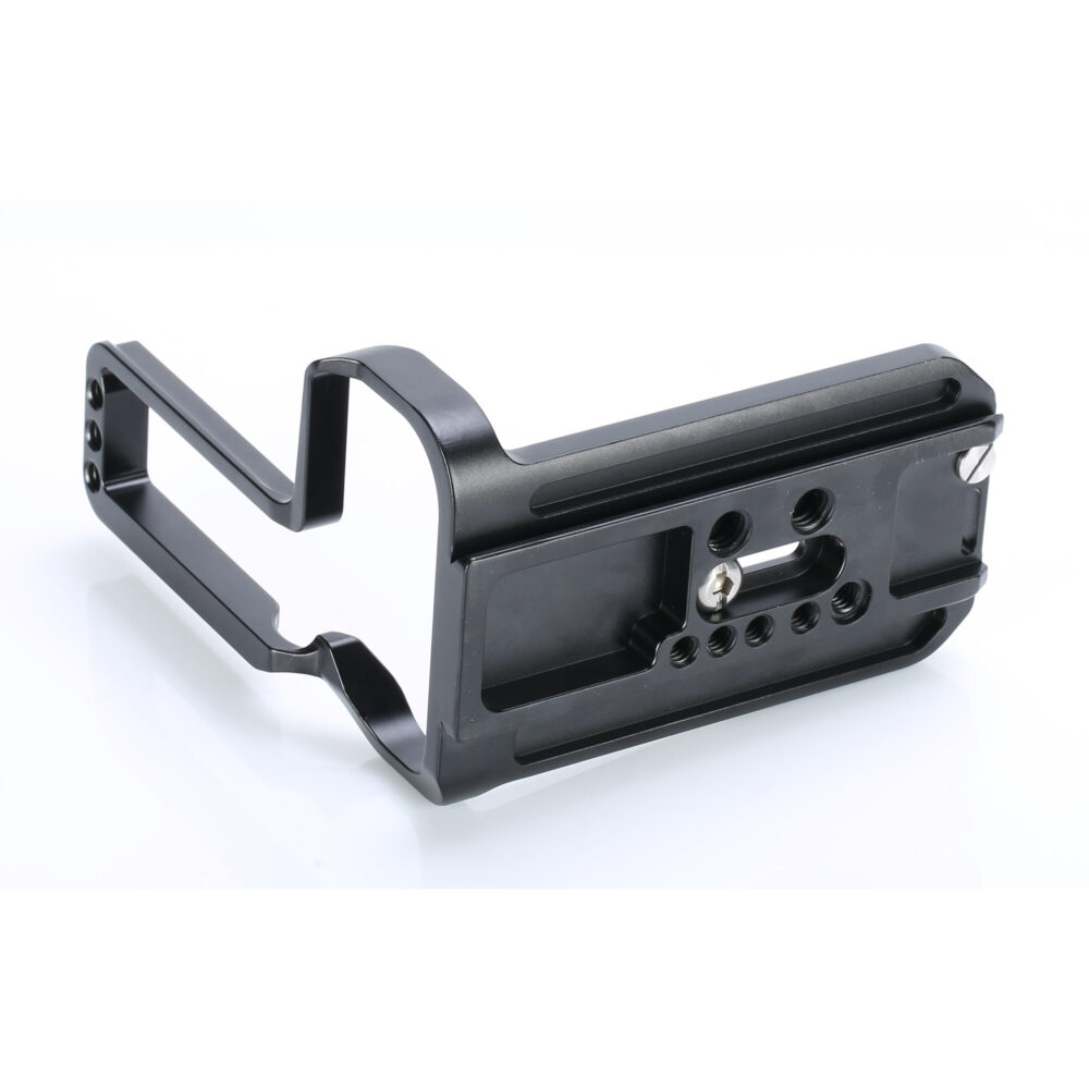 Leofoto LPC-R3 L-bevestiging close-up van onderzijde met gefreesd Arca-Swiss profiel en bevestigingspunten.