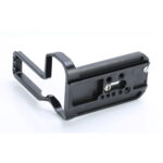 Leofoto LPC-R3 L-bevestiging close-up van onderzijde met gefreesd Arca-Swiss profiel en bevestigingspunten.