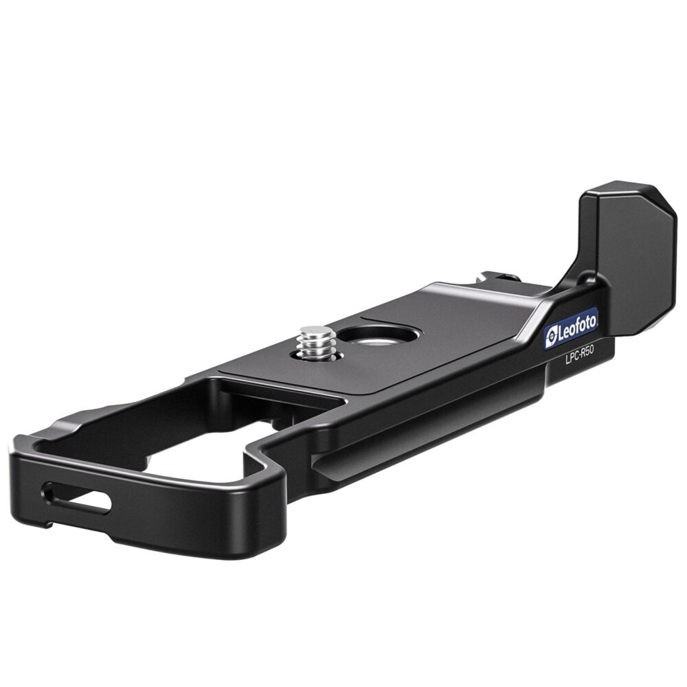 Leofoto LPC-R50 L-bevestiging schuin bovenaanzicht van Arca-Swiss L-plaat met 1/4-inch cameraschroef voor Canon EOS R50.