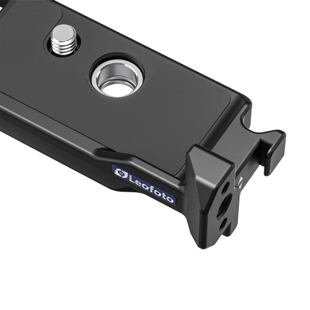 Leofoto LPC-R50 L-bevestiging close-up van bovenzijde met montageopening en Leofoto logo op de rand.