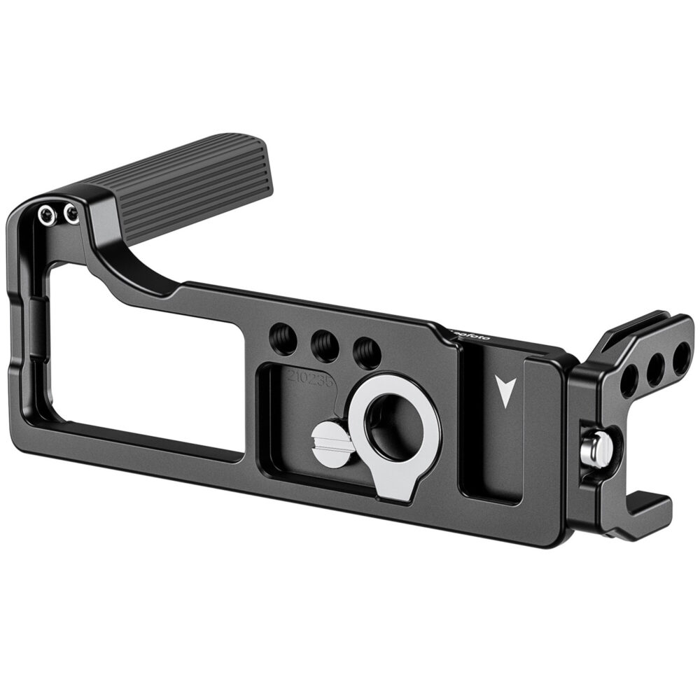 Leofoto LPC-R50V L-bevestiging schuin bovenaanzicht met meerdere 1/4"-aansluitpunten en Arca-Swiss profiel.