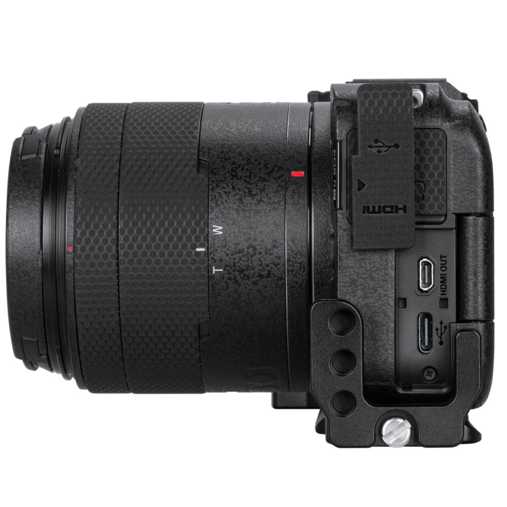Leofoto LPC-R50V L-bevestiging gemonteerd onder een Canon EOS R50V met standaardzoomobjectief in zijaanzicht.