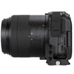 Leofoto LPC-R50V L-bevestiging gemonteerd onder een Canon EOS R50V met standaardzoomobjectief in zijaanzicht.