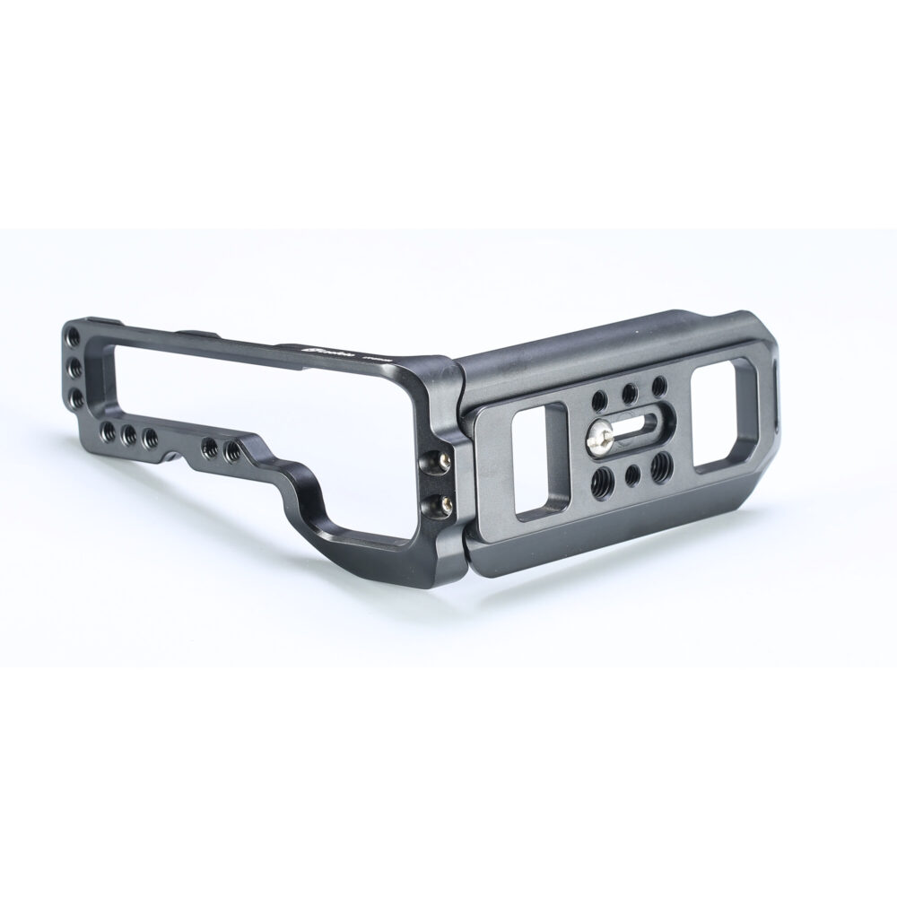 Leofoto LPF-GFX-100 L-bevestiging liggend onderaanzicht met Arca-Swiss profiel, sleuven en centrale 1/4" statiefschroef.