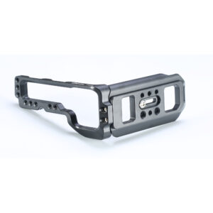 Leofoto LPF-GFX-100 L-bevestiging liggend onderaanzicht met Arca-Swiss profiel, sleuven en centrale 1/4" statiefschroef.