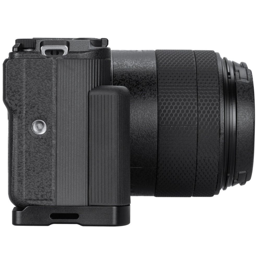 Leofoto LPC-R50V L-bevestiging aan Canon EOS R50V waarbij alle poorten en kleppen vrij toegankelijk blijven.
