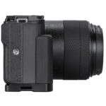 Leofoto LPC-R50V L-bevestiging aan Canon EOS R50V waarbij alle poorten en kleppen vrij toegankelijk blijven.