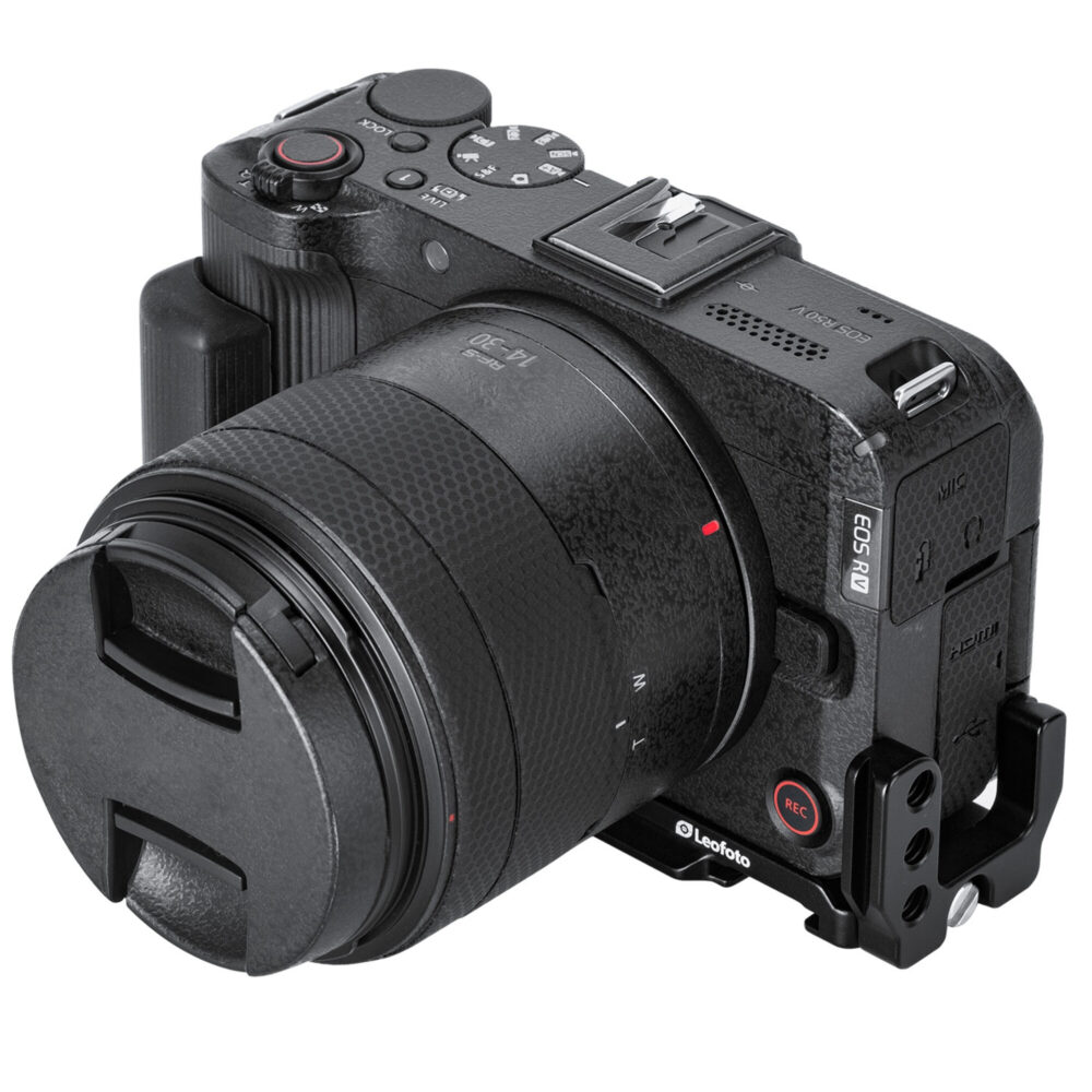 Leofoto LPC-R50V L-bevestiging op Canon EOS R50V in diagonale aanzicht voor gebruiksklaar reportagewerk.