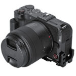 Leofoto LPC-R50V L-bevestiging op Canon EOS R50V in diagonale aanzicht voor gebruiksklaar reportagewerk.