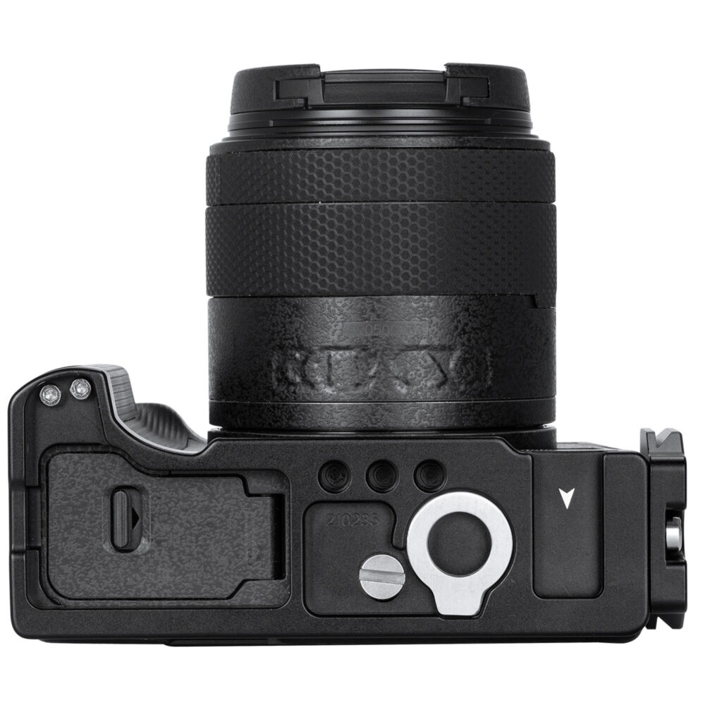 Leofoto LPC-R50V L-bevestiging op Canon EOS R50V in diagonale aanzicht voor gebruiksklaar reportagewerk.