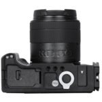 Leofoto LPC-R50V L-bevestiging op Canon EOS R50V in diagonale aanzicht voor gebruiksklaar reportagewerk.