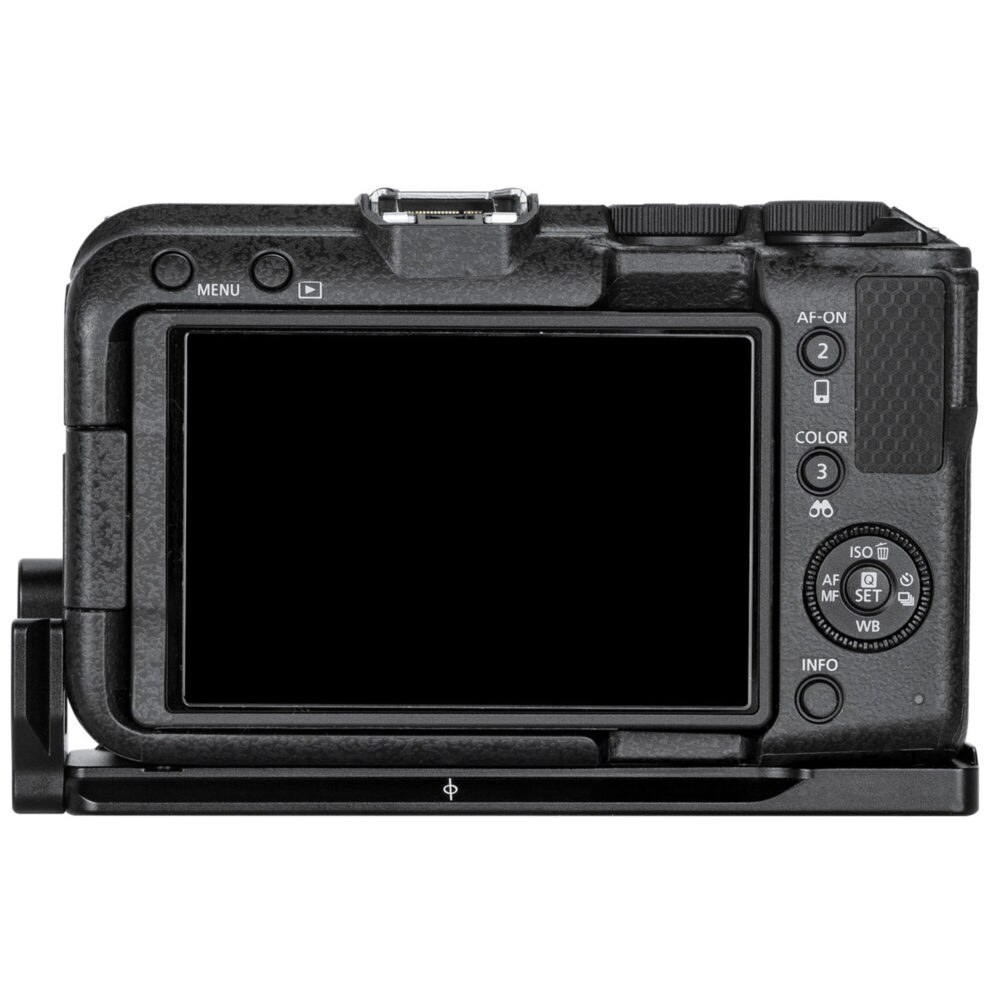 Leofoto LPC-R50V L-bevestiging onderaanzicht van Canon EOS R50V met zicht op statiefschroef en Arca-Swiss rail.