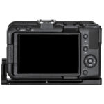 Leofoto LPC-R50V L-bevestiging onderaanzicht van Canon EOS R50V met zicht op statiefschroef en Arca-Swiss rail.