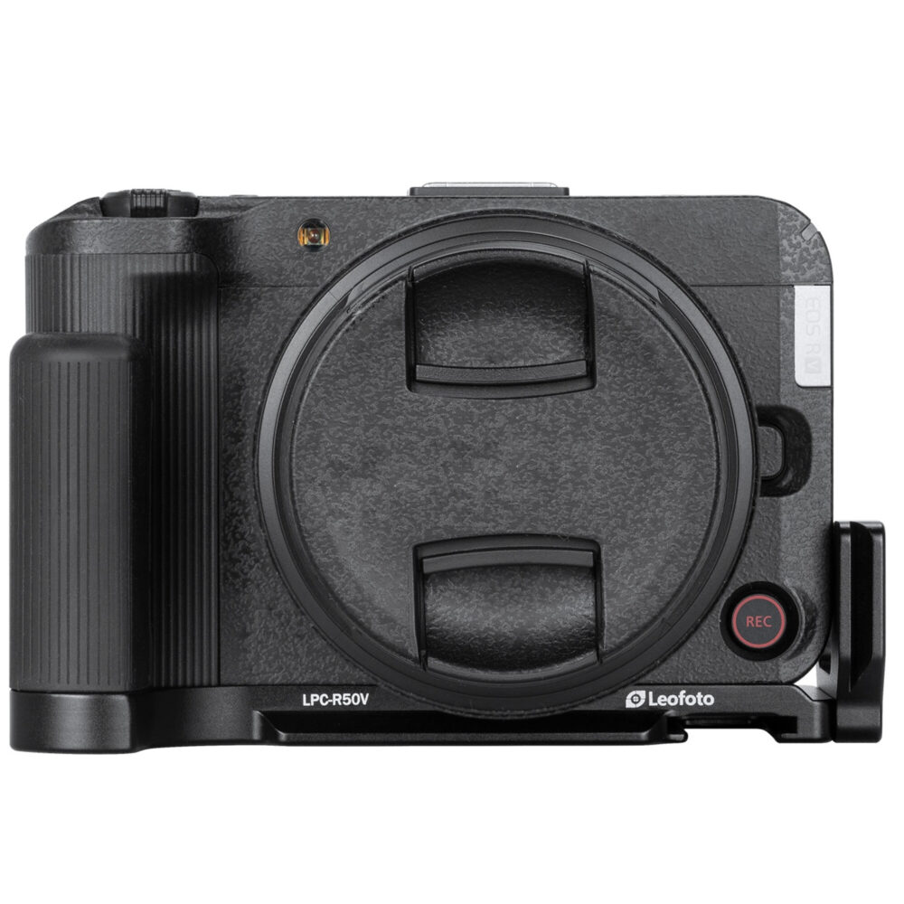Leofoto LPC-R50V L-bevestiging zijaanzicht met slanke vorm rond de Canon EOS R50V body.