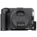 Leofoto LPC-R50V L-bevestiging zijaanzicht met slanke vorm rond de Canon EOS R50V body.
