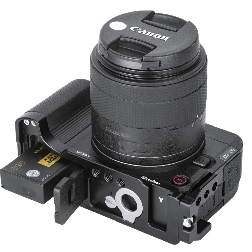 Leofoto LPC-R50V L-bevestiging bovenaanzicht van Canon EOS R50V met gemonteerde L-plaat en lens.