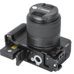 Leofoto LPC-R50V L-bevestiging bovenaanzicht van Canon EOS R50V met gemonteerde L-plaat en lens.