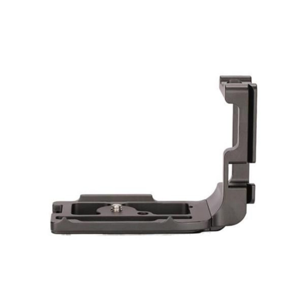Leofoto LPC-5DIIIN L-bevestiging achteraanzicht van L-bracket met zicht op 1/4-inch schroef en gefreesde uitsparingen.