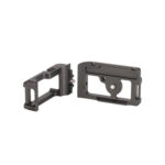 Leofoto LPC-5DIIIN L-bevestiging losse basisplaat en losse L-winkel naast elkaar gelegd om de tweedelige constructie te tonen.