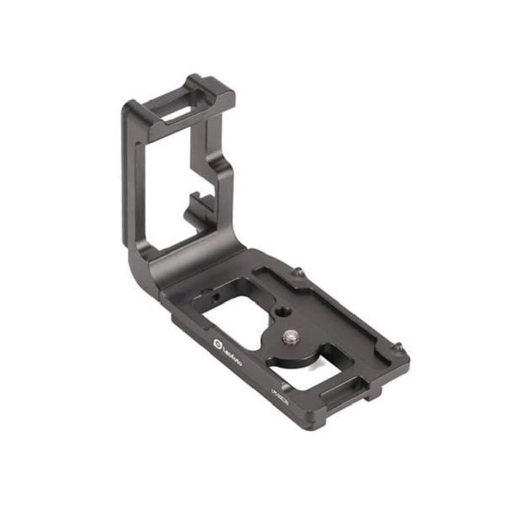 Leofoto LPC-5DIIIN L-bevestiging perspectiefaanzicht van gemonteerde L-plaat met Arca-Swiss groeven en cameramontageschroef.