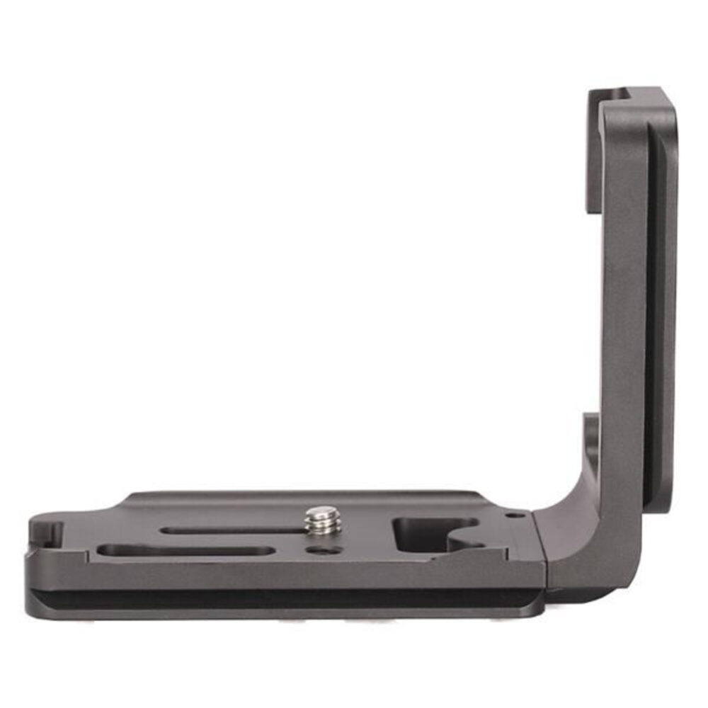 Leofoto LPC-70D L-Beugel perspectiefaanzicht van L-bracket met sleuven in de basis, 1/4"-statiefschroef en opstaande hoek.