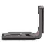 Leofoto-L-bracket-LPC-70D-for-Canon-EOS-70D-1 Leofoto LPC-70D L-Beugel perspectiefaanzicht van L-bracket met sleuven in de basis, 1/4"-statiefschroef en opstaande hoek.