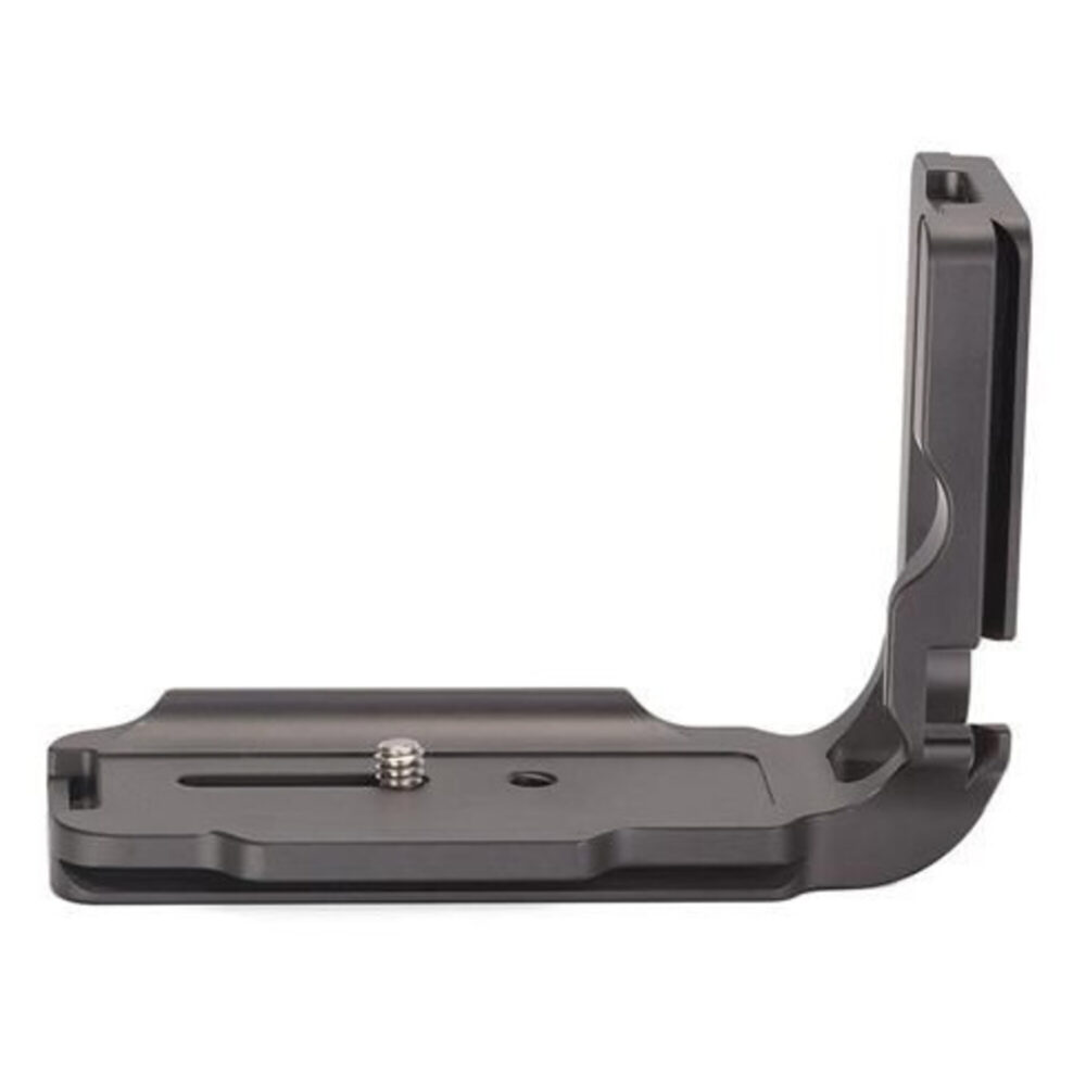 Leofoto LPC-7DII L-Beugel perspectiefaanzicht met zicht op sleuven in de basis, afgeronde randen en opstaande hoek voor Canon EOS 7D II.