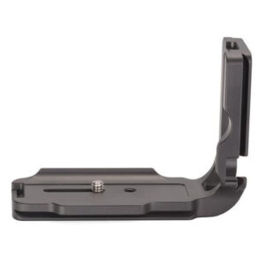 Leofoto LPC-7DII L-Beugel perspectiefaanzicht met zicht op sleuven in de basis, afgeronde randen en opstaande hoek voor Canon EOS 7D II.