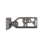 Leofoto LPC-EOSR L-Beugel zijaanzicht van uitgefreesde basisplaat met bevestigingsblok en opengewerkte structuur.