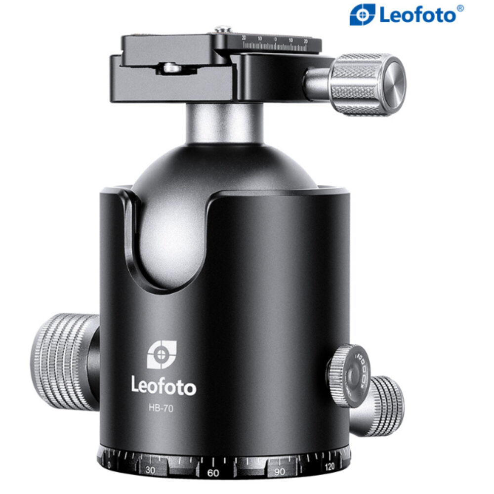 Leofoto statief-kogelkop HB-70 + QP-70N zijaanzicht van kogelkop met QP-70N plaat en drie instelknoppen op basis met schaalverdeling.