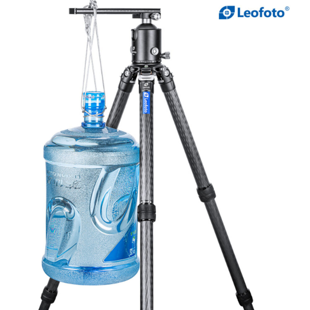 Leofoto statief-kogelkop HB-70 + QP-70N demonstratie van hoge draagkracht met grote watercontainer hangend onder statief met balhoofd.