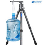 Leofoto statief-kogelkop HB-70 + QP-70N demonstratie van hoge draagkracht met grote watercontainer hangend onder statief met balhoofd.