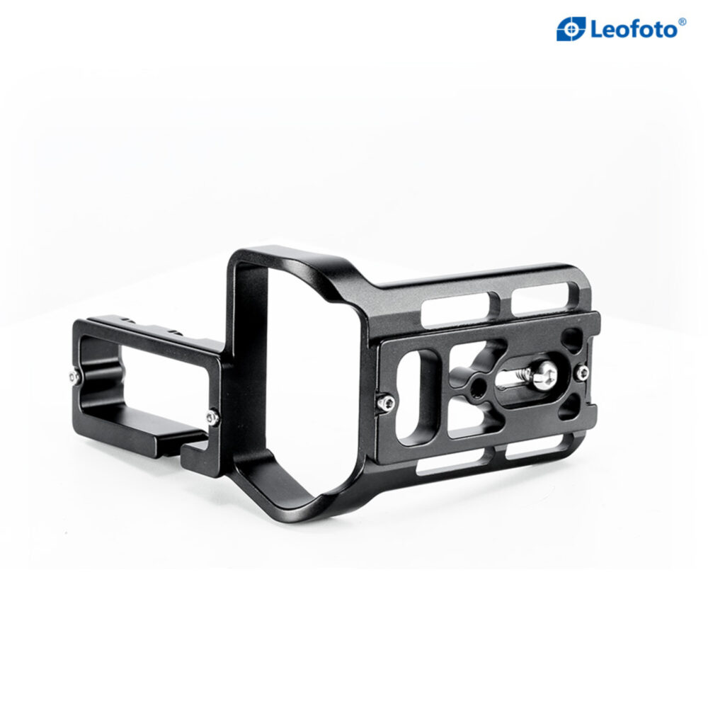 Leofoto LPC-1DX3B L-beugel liggend perspectief met zicht op onderzijde, sleuven en bevestigingsschroef.