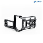 Leofoto LPC-1DX3B L-beugel liggend perspectief met zicht op onderzijde, sleuven en bevestigingsschroef.