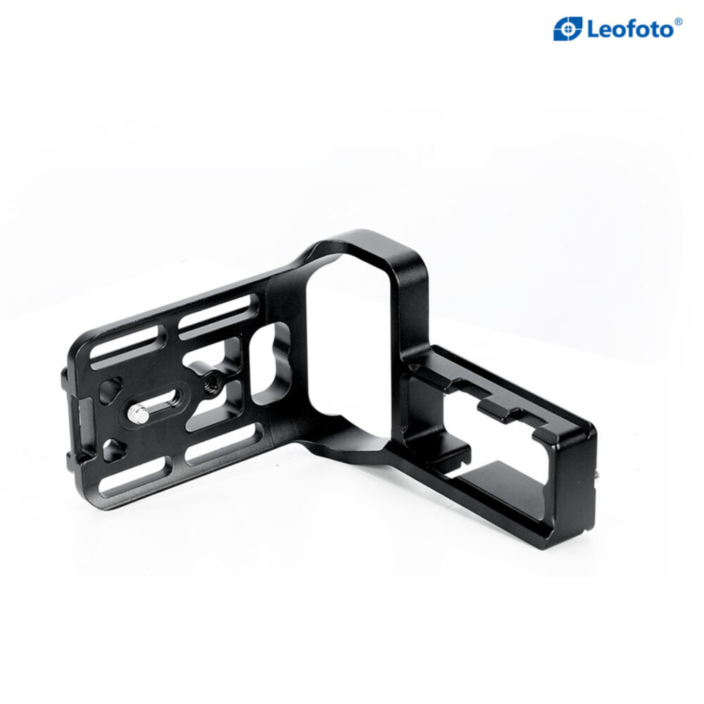 Leofoto LPC-1DX3B L-beugel volledig uitgeklapt liggend op witte achtergrond met brede uitsparingen en montagepunten.