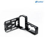 Leofoto LPC-1DX3B L-beugel volledig uitgeklapt liggend op witte achtergrond met brede uitsparingen en montagepunten.