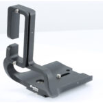 Leofoto LPC-1DXIIB L-beugel zijaanzicht met verticale steun en afgeronde bodemplaat voor stabiele bevestiging van de Canon EOS 1D X Mark II.