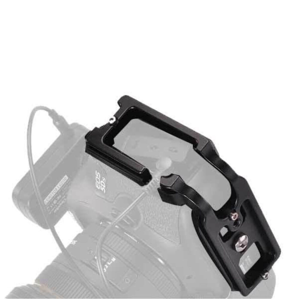 Leofoto LPC-5D MKIV L-beugel gemonteerd op Canon EOS 5D Mark IV in schuine bovenaanzicht met zicht op aansluiting en kabels.