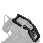 Leofoto LPC-5D MKIV L-beugel gemonteerd op Canon EOS 5D Mark IV in schuine bovenaanzicht met zicht op aansluiting en kabels.