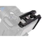 Leofoto LPC-5D MKIV L-beugel bovenaanzicht op Canon EOS 5D Mark IV met Arca-Swiss-slede en 1/4-inch bevestigingsschroef.
