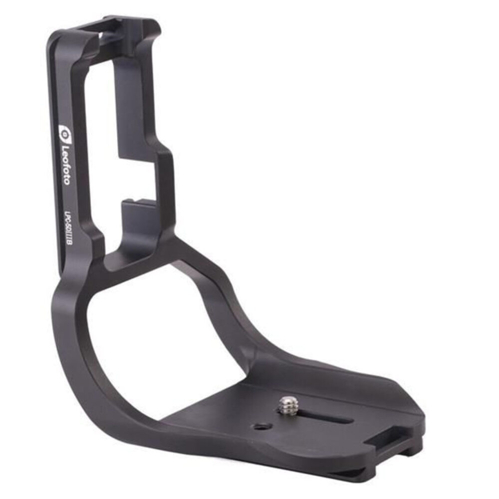 Leofoto LPC-5DIIIB L-beugel schuin vooraanzicht met hoge verticale steun en brede bodemplaat voor Canon EOS 5D Mark III met grip.