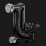 Leofoto-2-way-panheads-PG-4-Gimbal-2 Leofoto PG-4 2-weg kantelkop frontale weergave op zwarte achtergrond met zicht op verticale arm en panoramabasis.
