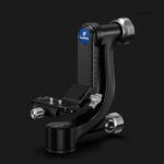 Leofoto-2-way-panheads-PG-4-Gimbal-6 Leofoto PG-4 2-weg kantelkop volledig zicht op gimbalhead met Arca-Swiss-klem en vergrendelknoppen op zwarte achtergrond.