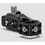 Leofoto MPG-2 Gimbal-uitbreiding rechtop gemonteerd met Arca-Swiss-klem op lichtgrijze achtergrond.