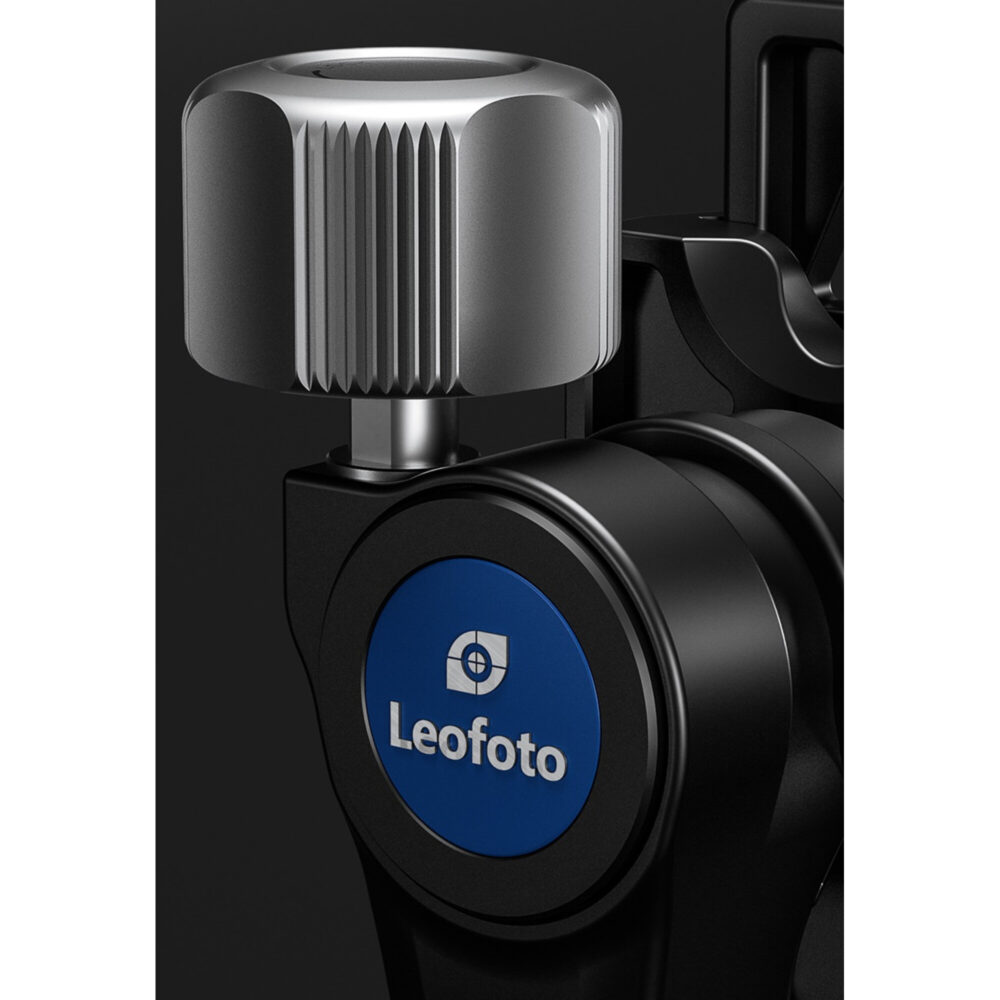 Leofoto MPG-2 Gimbal-uitbreiding close-up van blauwe draaiknop en zilverkleurige frictieknop.