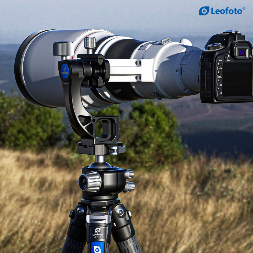 Leofoto MPG-2 Gimbal-uitbreiding in gebruik met camera en witte telelens op statief in open landschap.