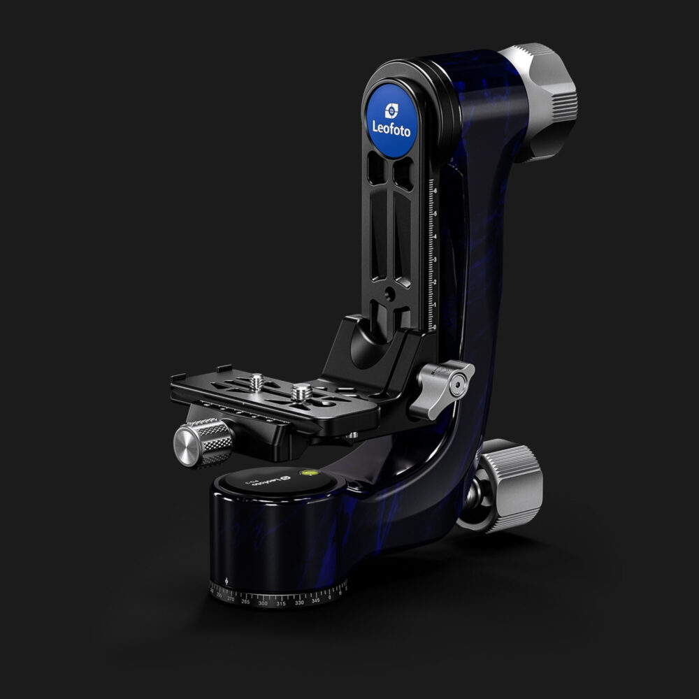 Leofoto PG-3 2-weg kantelkop volledig gemonteerde carbon gimbal op donkere studio-achtergrond.