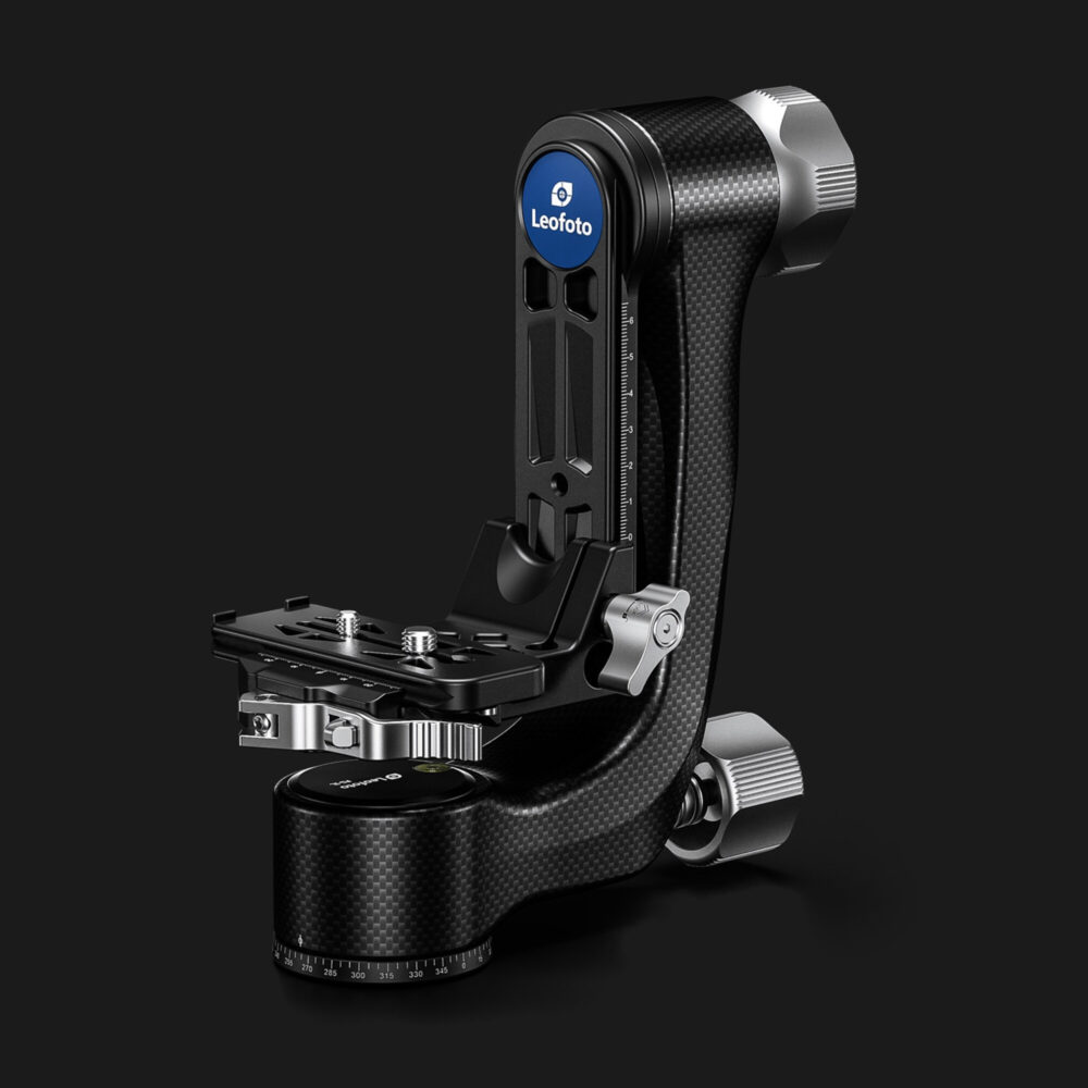 Leofoto PG-3L 2-weg kantelkop carbon gimbal drie-kwart achteraanzicht met zichtbare basis en panoramaskala.