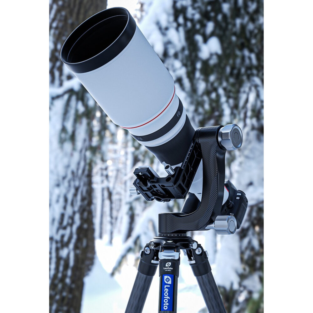 Leofoto PG-3 2-weg kantelkop met telelens en camera op statief tijdens winterse vogelfotografie in besneeuwd bos.